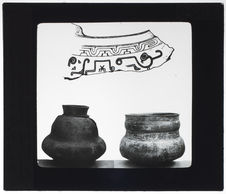 Fragment de vase peint et urnes funéraires
