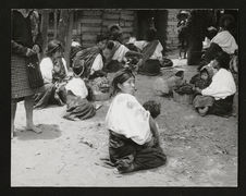 Nahualá, femmes indigènes (quiche) assises