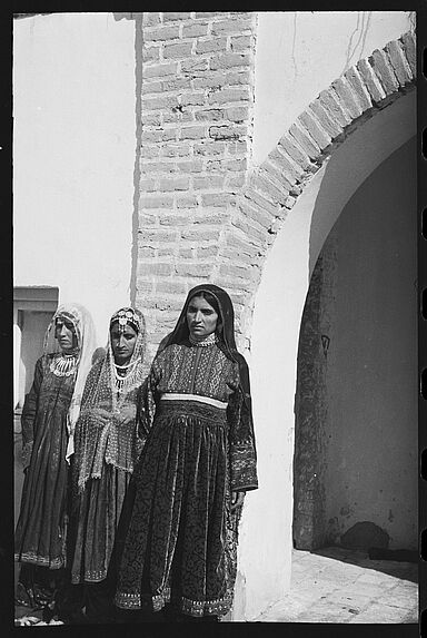 Sans titre [bande-film de six vues concernant une série de portraits de trois femmes iraniennes]