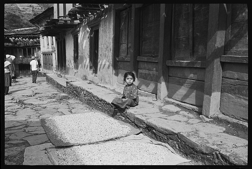 Rue principale de Those, maïs séchant au soleil et femme Tamang vannant le maïs [bande film de six vues concernant des scènes diverses]