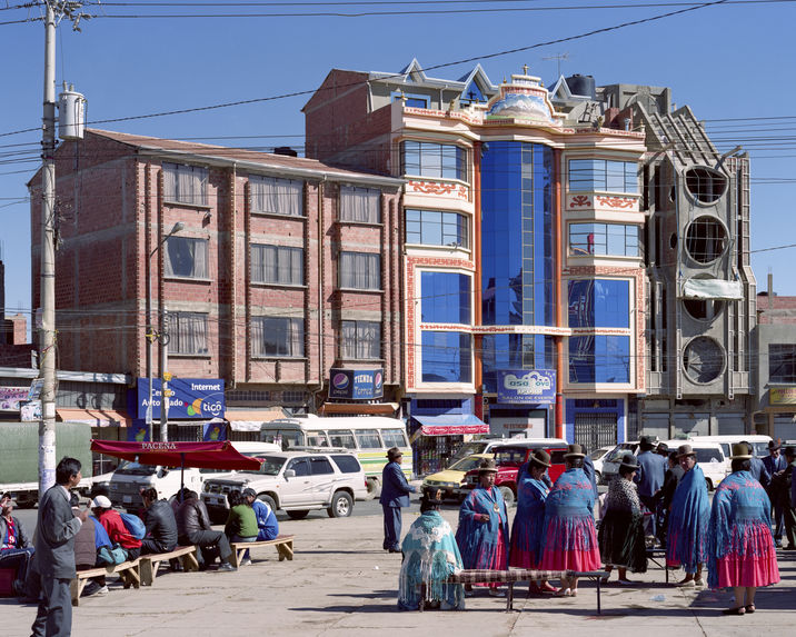 Women in cholita fashion in the Plaza de la Cruz