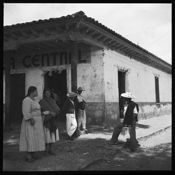 Types [groupe de personnes devant une construction]