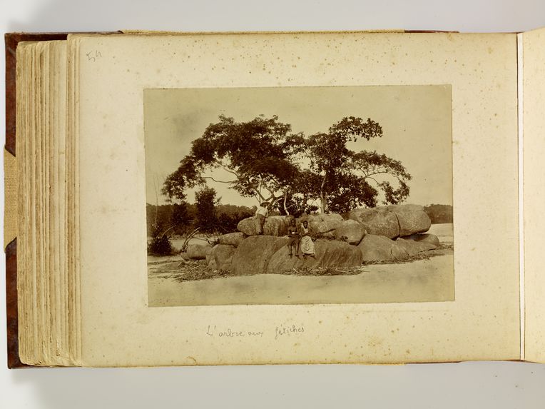 L'arbre aux fétiches, le rocher fétiche Locré