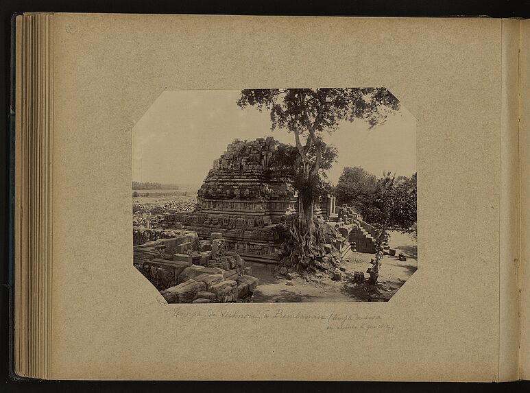 Temple de Vichnou à Prembanan (temple de Siva en ruines à gauche)
