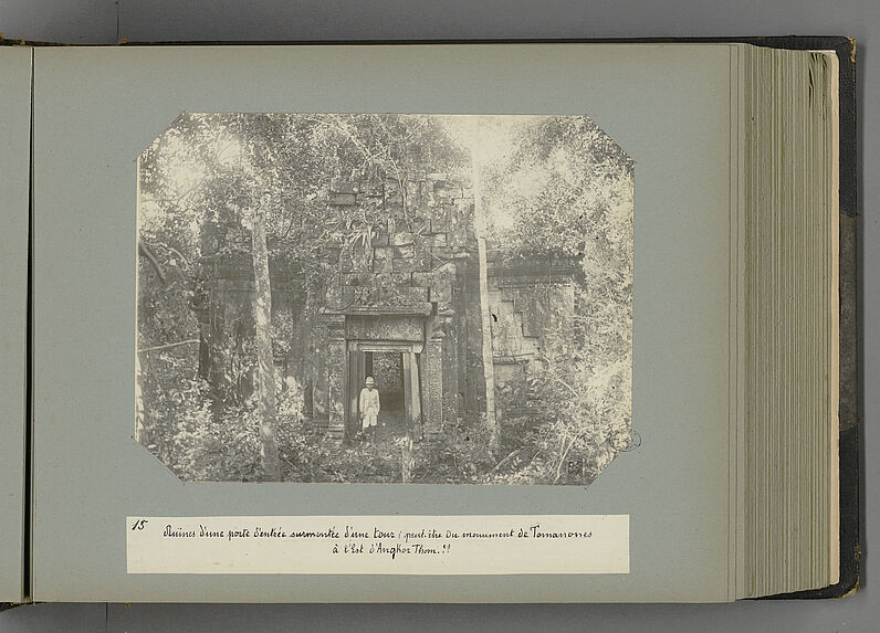 15 Ruines d'une porte d'entrée surmontée d'une tour