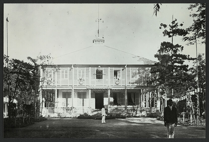 Tahiti, Hôtel du Gouvernement, façade au 14 Juillet 1897