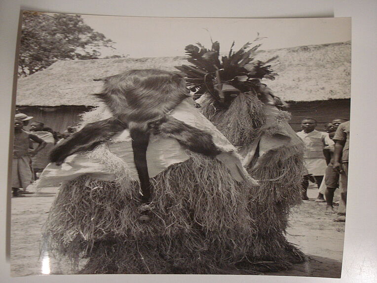 A Lastourville, chez les Noirs Badouma, le centre de la danse est occupé par deux masques, l'un, symbole de virilité, est coiffé de plumes. Il marche face au symbole féminin.