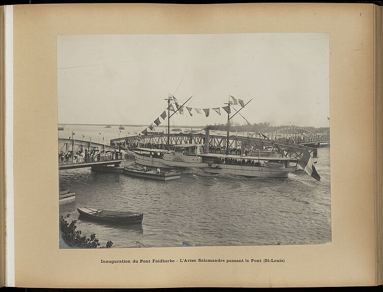 Inauguration du Pont Faidherbe - L'aviso Salamandre passant le pont (St-Louis)