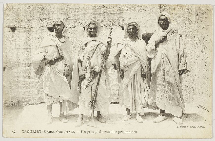 Taourirt (Maroc Oriental). - Un groupe de rebelles prisonniers
