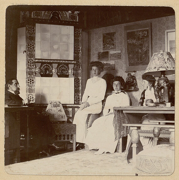 A Talaschkino, près Smolensk, chez Madame la Princesse Marie Ténicheff. Mesdemoiselles Alexandria et Nadine Riabouchinski