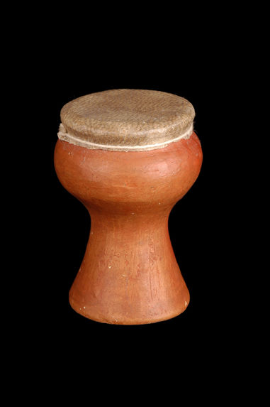 Tambour en calice sur poterie