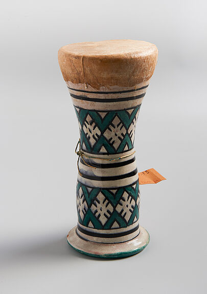 Tambour sur poterie en calice