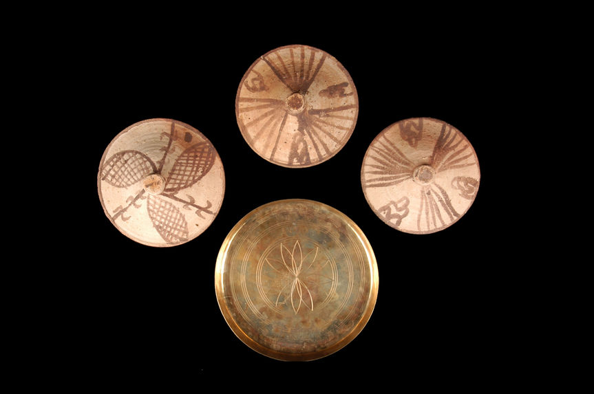Idiophone composite : gong et trois couvercles en poterie