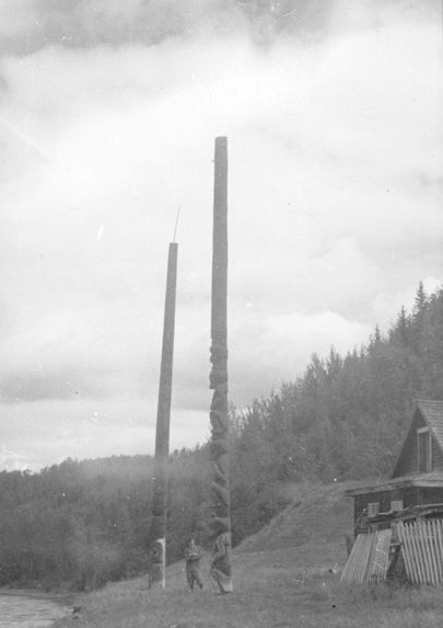 Deux des quatres totems de Gitenmaks Hill