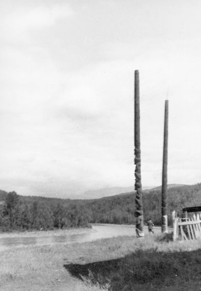 Deux des quatres totems de Gitenmaks Hill