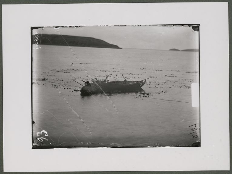 Sans titre [pirogues fuégiennes à la pêche]