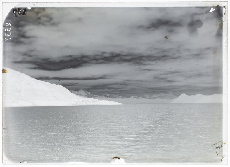 Vue panoramique de la chaîne des Monts Darwin, vue prise dans l'Ouest du bras N.O. du canal du Beagle