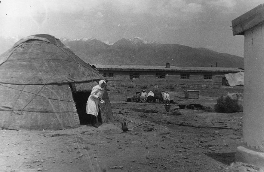 Femme Kirghiz sortant de sa yourte