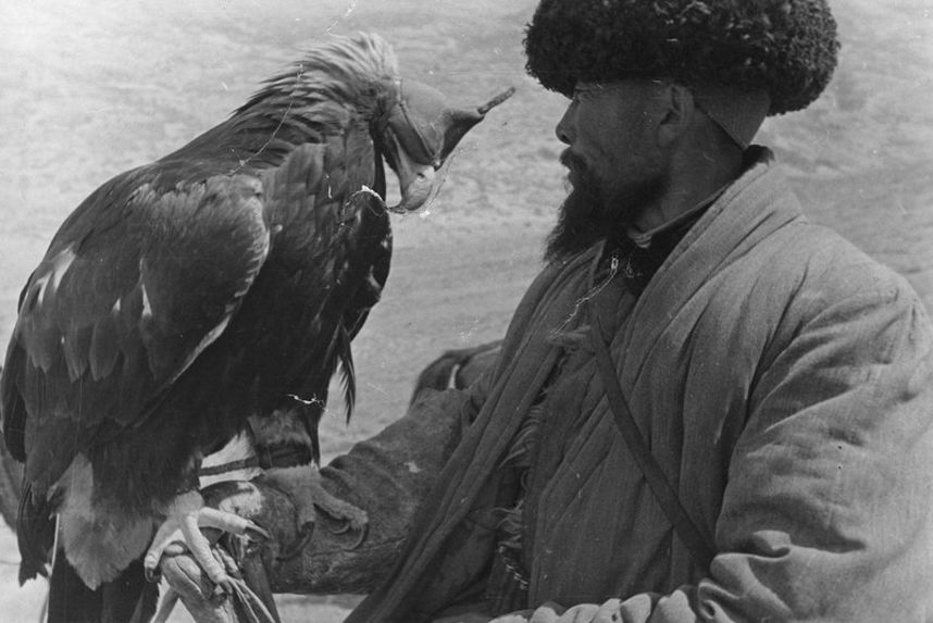 Chasseur Kirghiz et son aigle encapuchonné