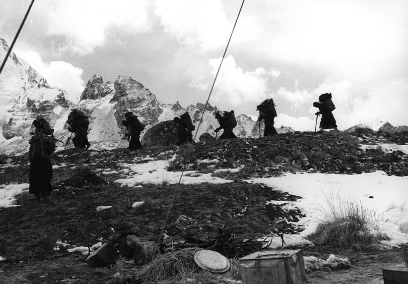 Porteurs défilant sur le glacier de Khumbu