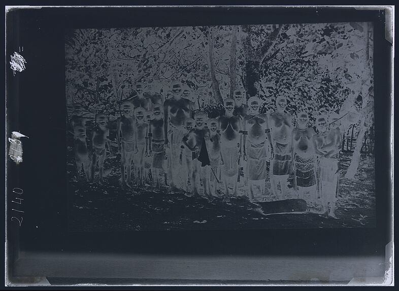 Groupe de femmes et d'enfants de l'île Mélé