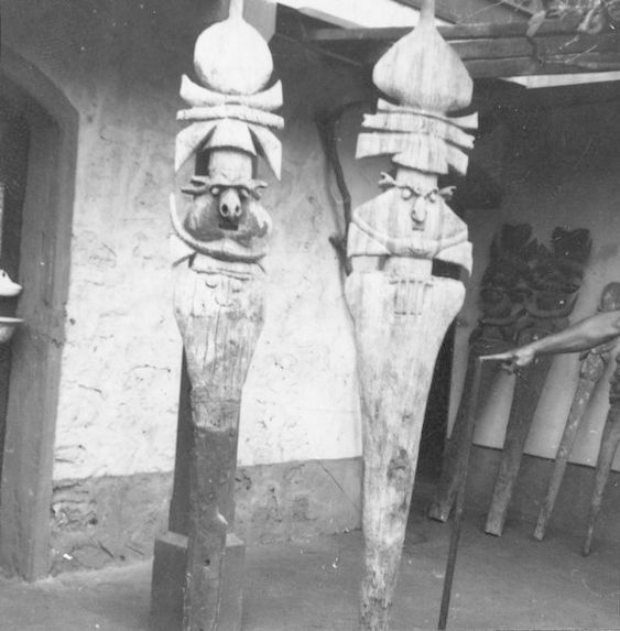 Poteaux et flèches de cases de la collection Bozon-Bérard