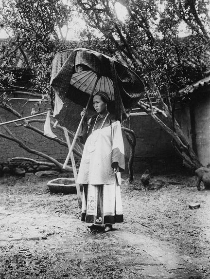 Femme tenant à la main un parasol