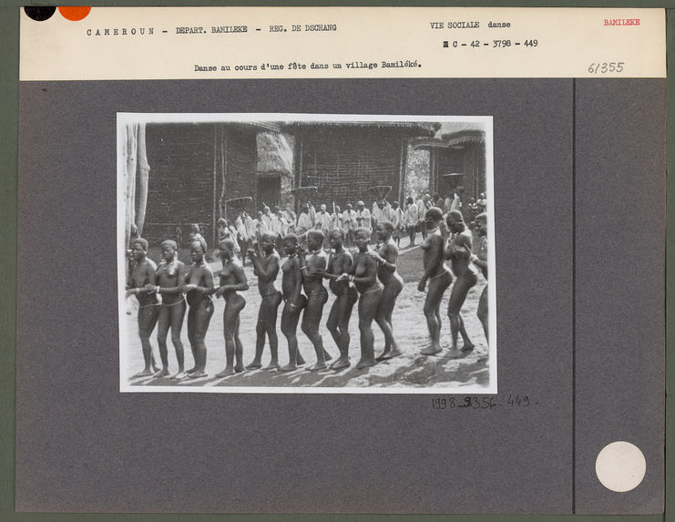 Danse au cours d'une fête dans un village Bamiléké.