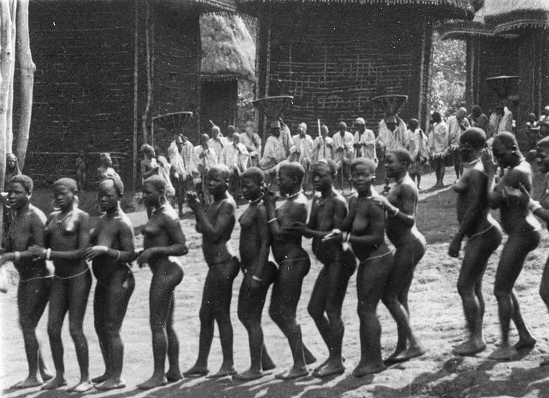 Danse au cours d'une fête dans un village Bamiléké.