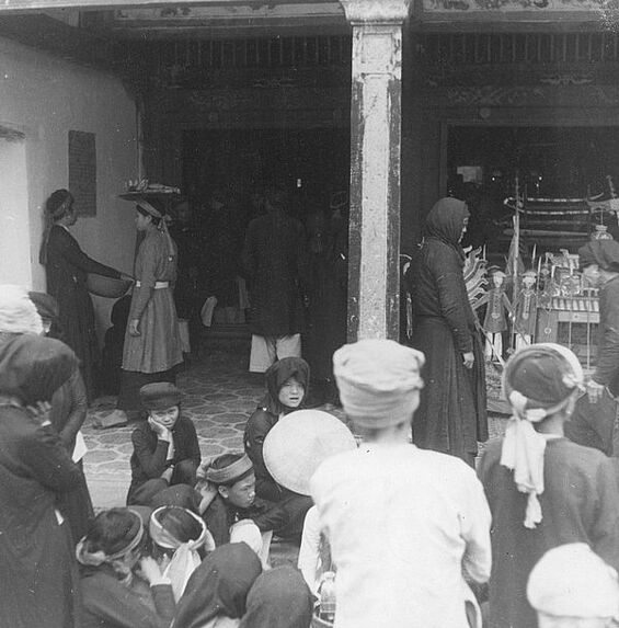 Fidèles et marchands devant le temple