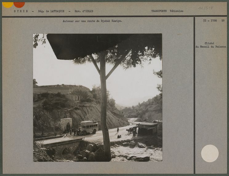 Autocar sur une route du Djebel Zawiye