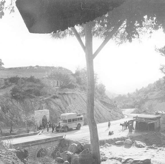 Autocar sur une route du Djebel Zawiye