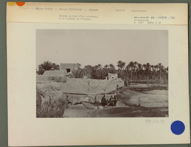 Maison au bord d'un ruisseau