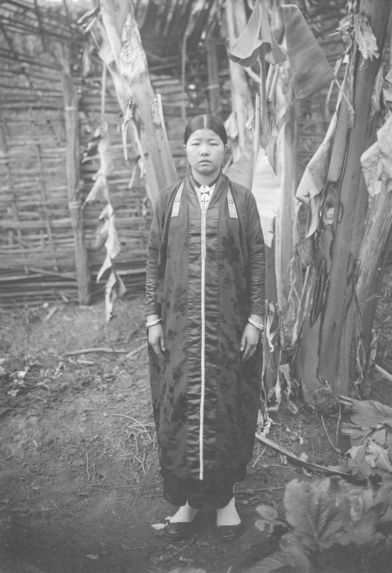 Femme Thaï blanc en costume de cérémonie