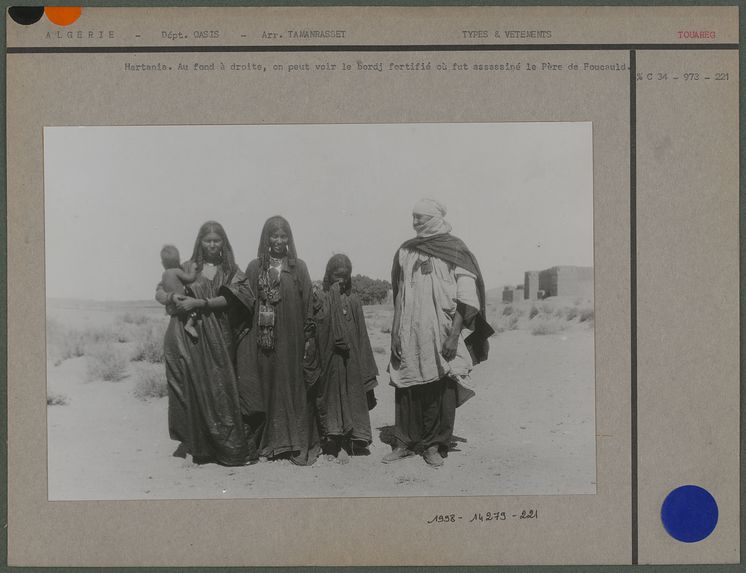 Femmes Hartania, à droite maison du Père de Foucauld