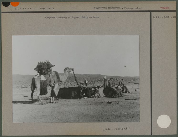 Campement touareg et chameau avec selle de femme