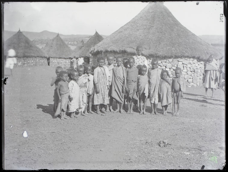 Groupe d'enfants indigènes à Asmara