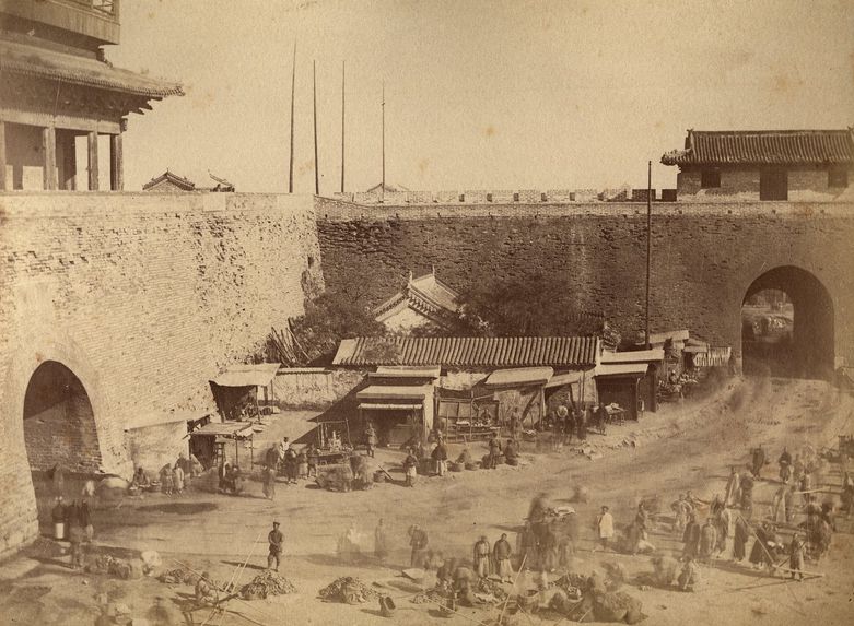 Marché au pied des remparts d'une ville