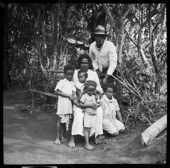 La famille de la fille de l'ancien chef du clan Cimbei