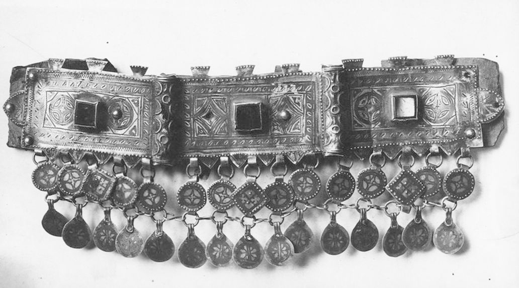 Frontal, taunza, composé de trois plaques d'argent