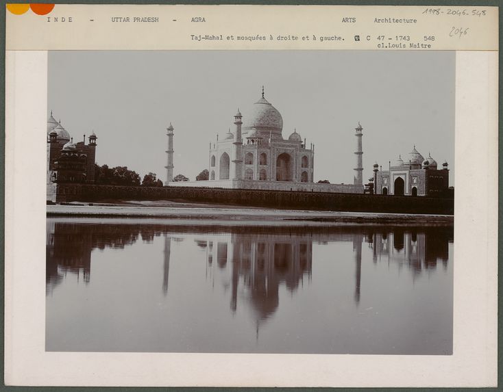 Taj-Mahal et mosquées à droite et à gauche
