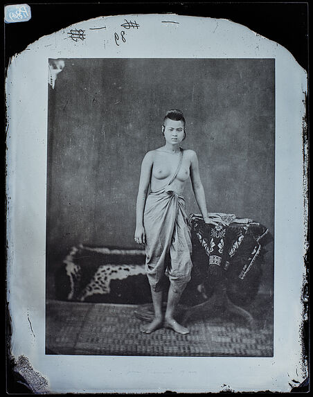 Jeune Siamoise en costume du pays [Portrait en pied, d'une jeune femme]