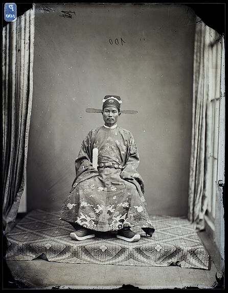 Cui-Giant-Thenh, [Portrait de face d'un homme assis sur une chaise]