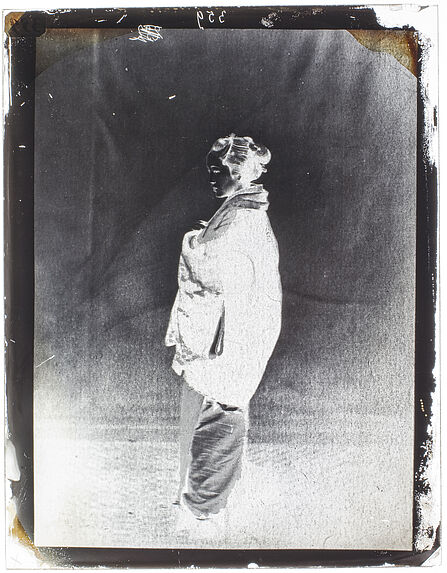 Femme Japonaise, d'après une photographie rapportée par Mr. du Chesne de Bellecourt.- en pied.