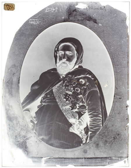 L'Emir Abd-El-Kader. [Portrait de face, en buste, d'un homme barbu]