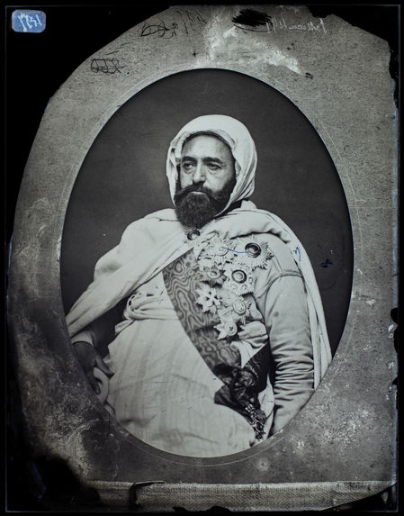 L'Emir Abd-El-Kader. [Portrait de face, en buste, d'un homme barbu]