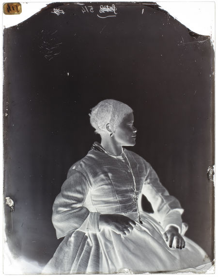 Louise Kuling [Portrait de profil d'une femme assise sur une chaise]