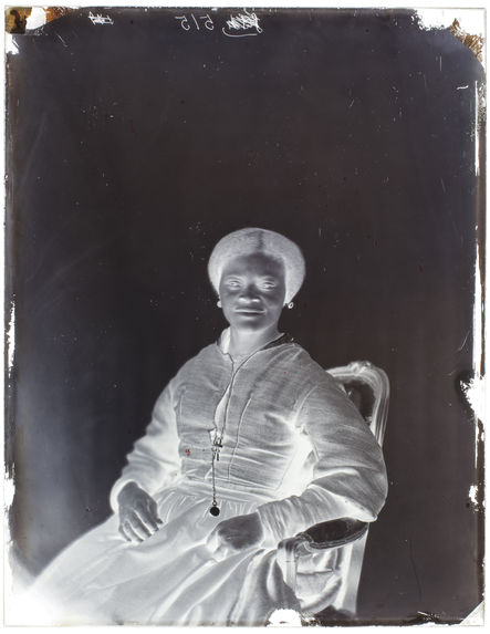 Louise Kuling [Portrait de face d'une femme assise sur une chaise]