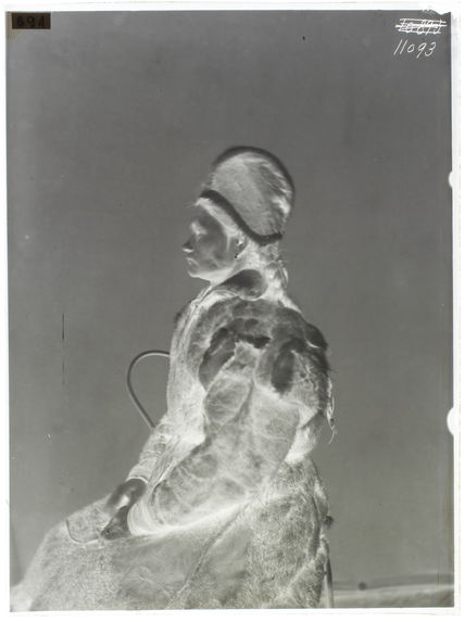Lapons - Types [Femme lapone en costume d'hiver]