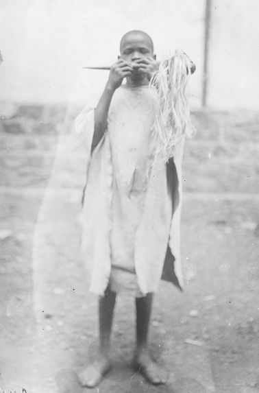 Enfant jouant d' une trompe en corne